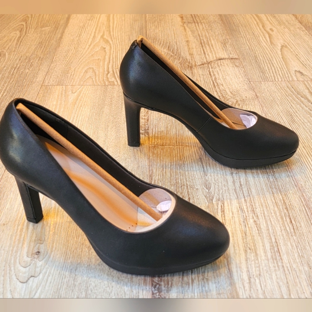 NWT Clarks Black Pumps, Size 6 Wide